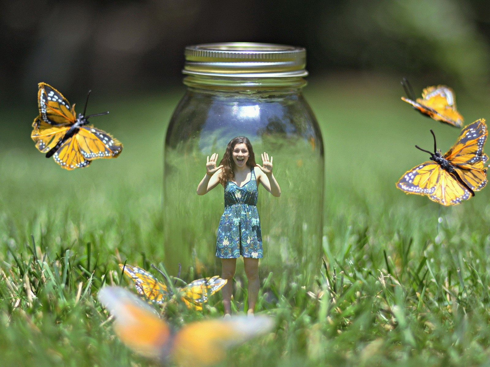 Девочка в банке