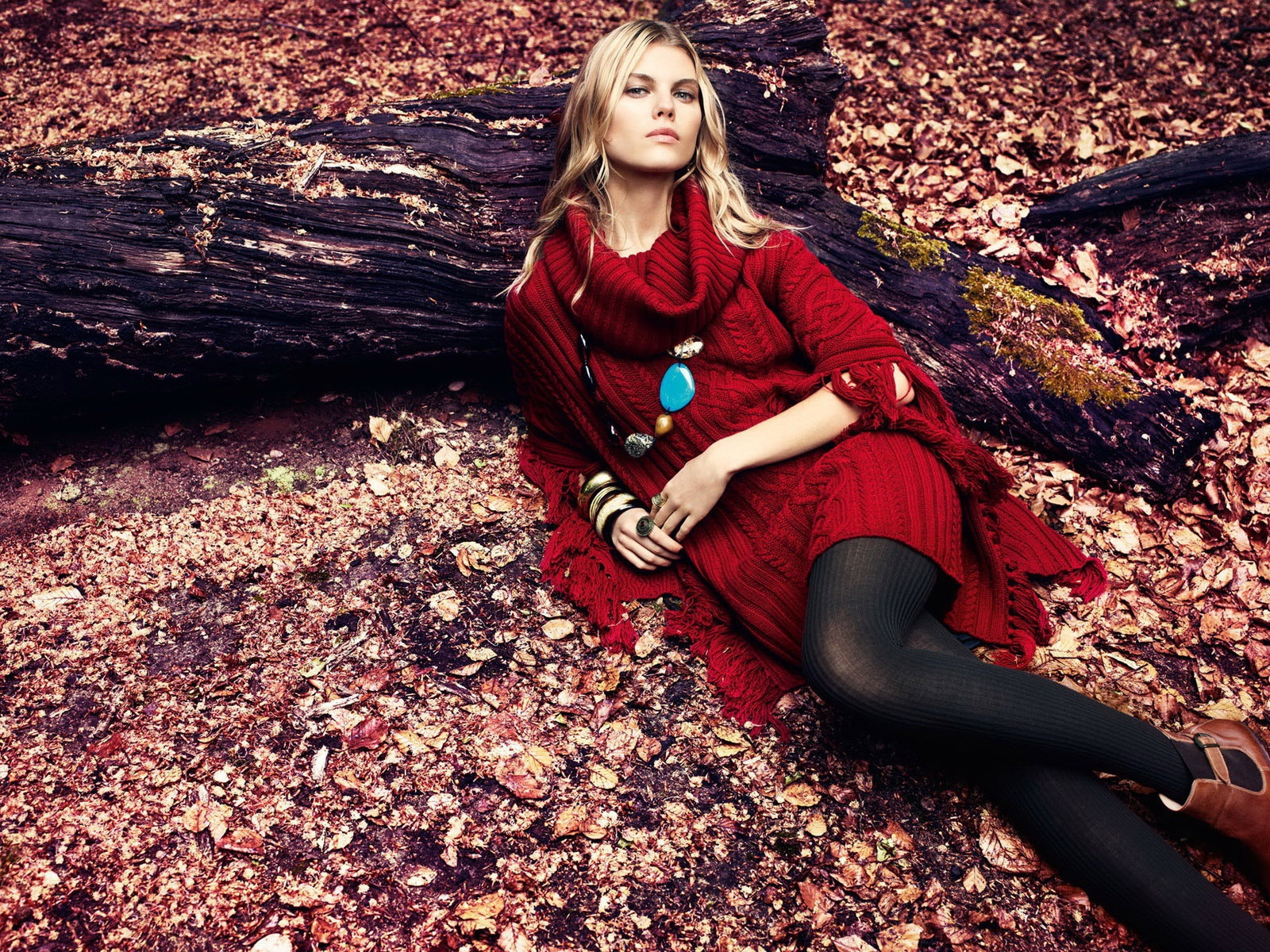 Красивая девушка в осеннем лесу