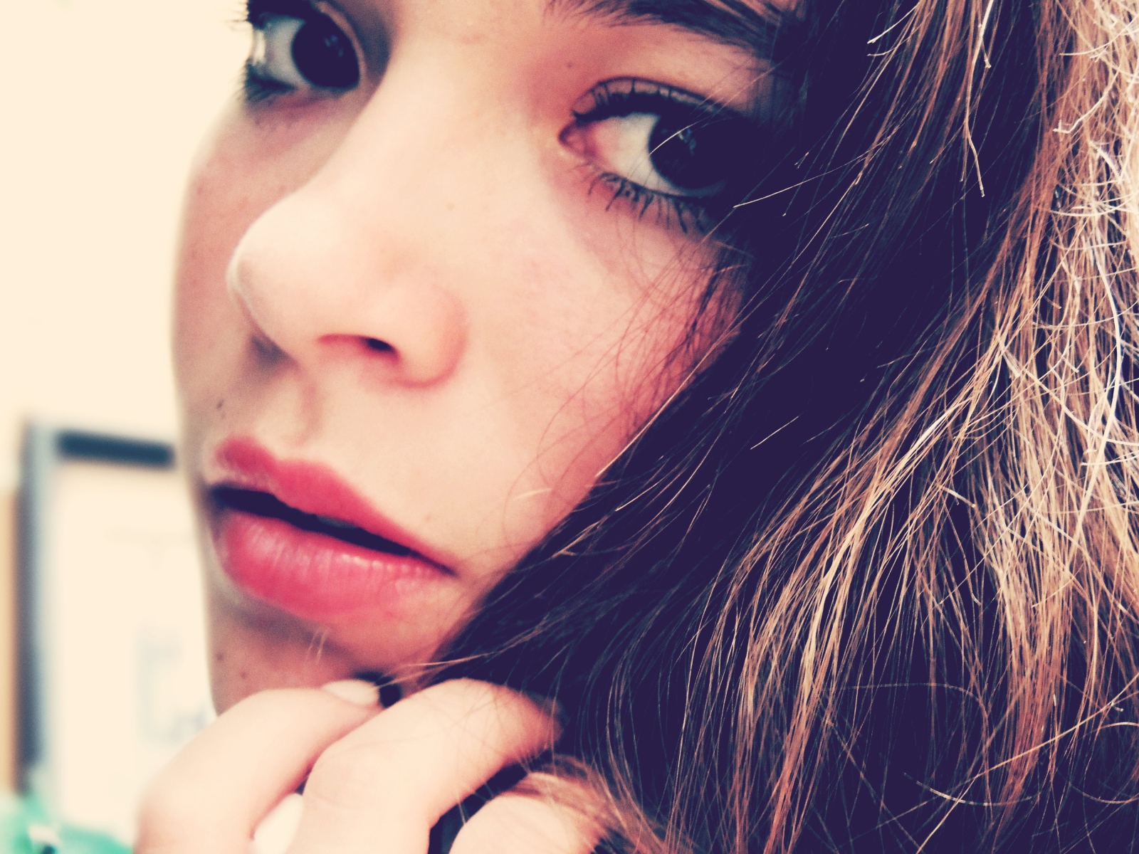 Взгляд брюнетки