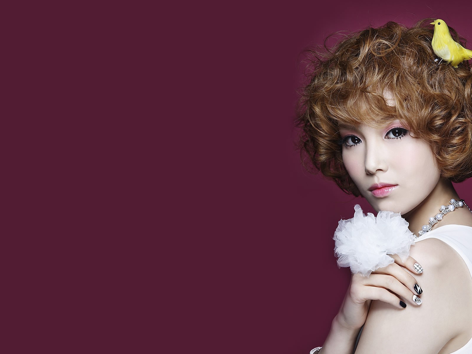 Девушка с птицей