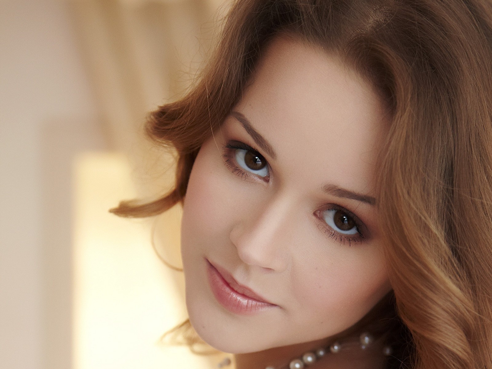 Большие карие глаза