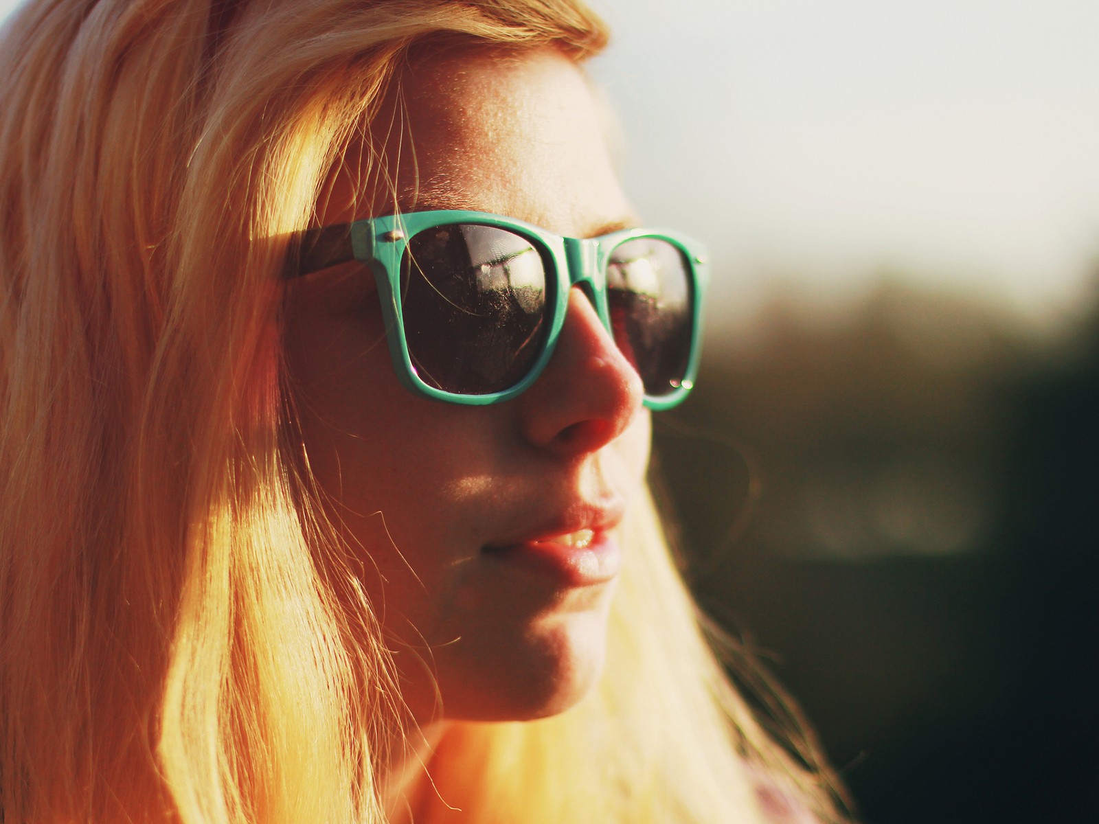 Блондинка в зеленых очках