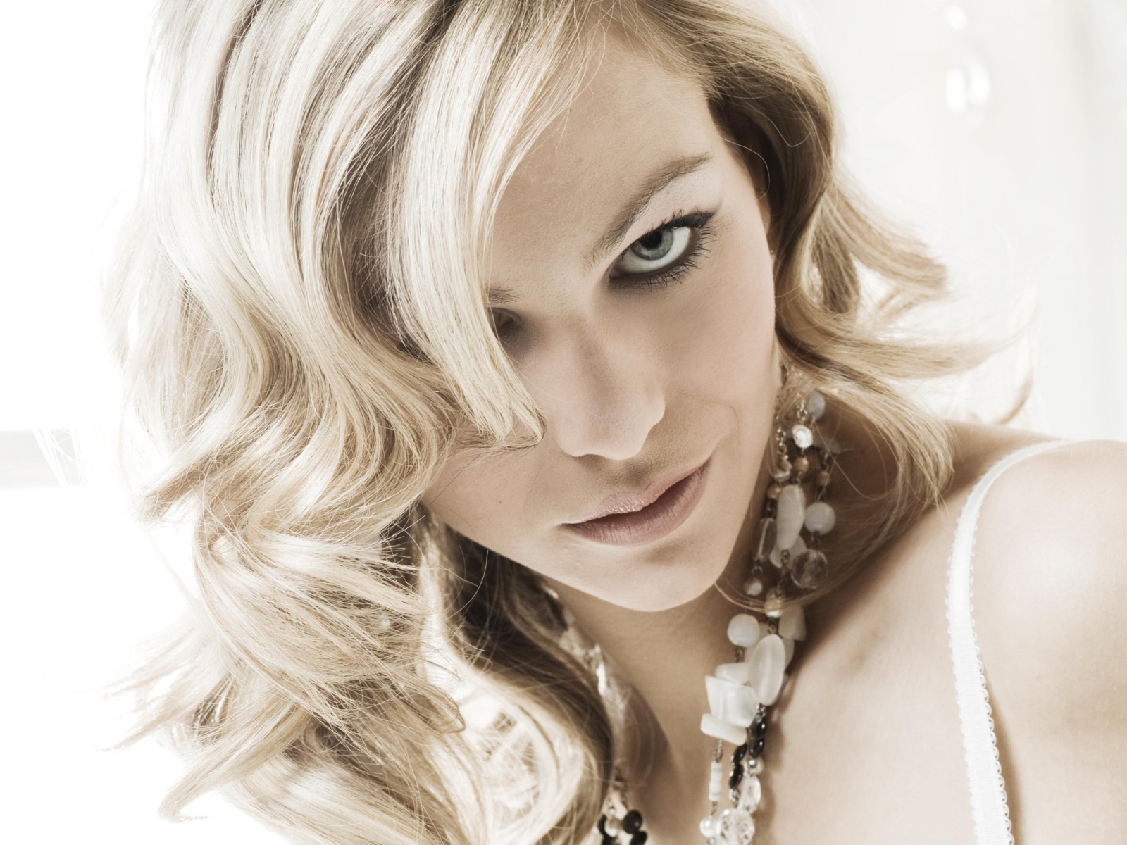 Блондинка с бусами