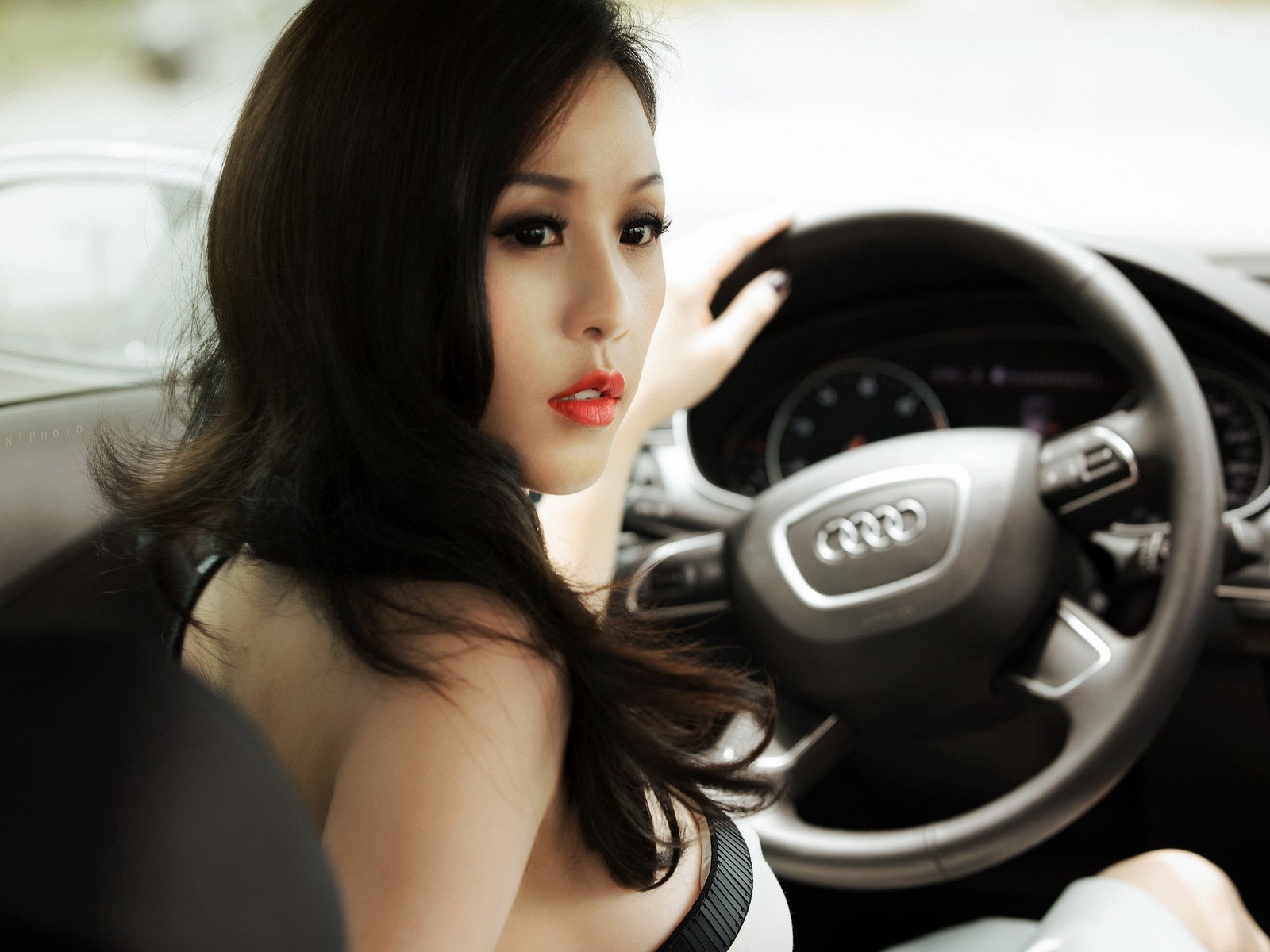 Брюнетка в Ауди
