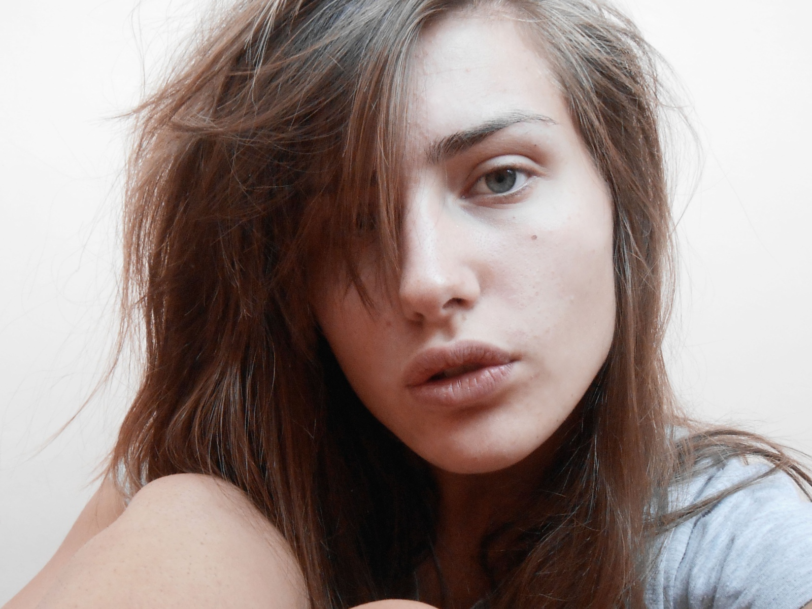 Девушка с грустными глазами