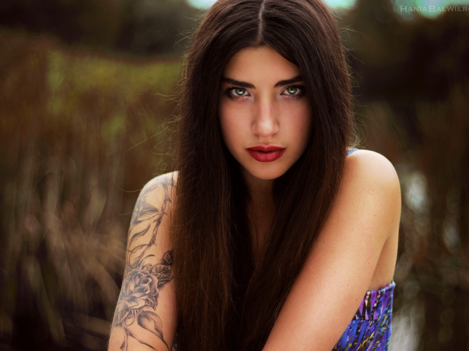 Брюнетка с распущенными волосами