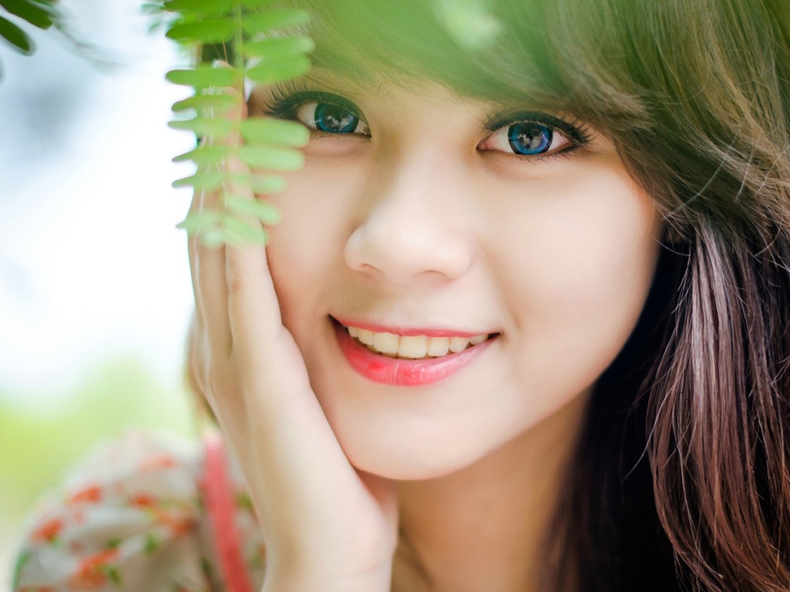 Радость в глазах девушки