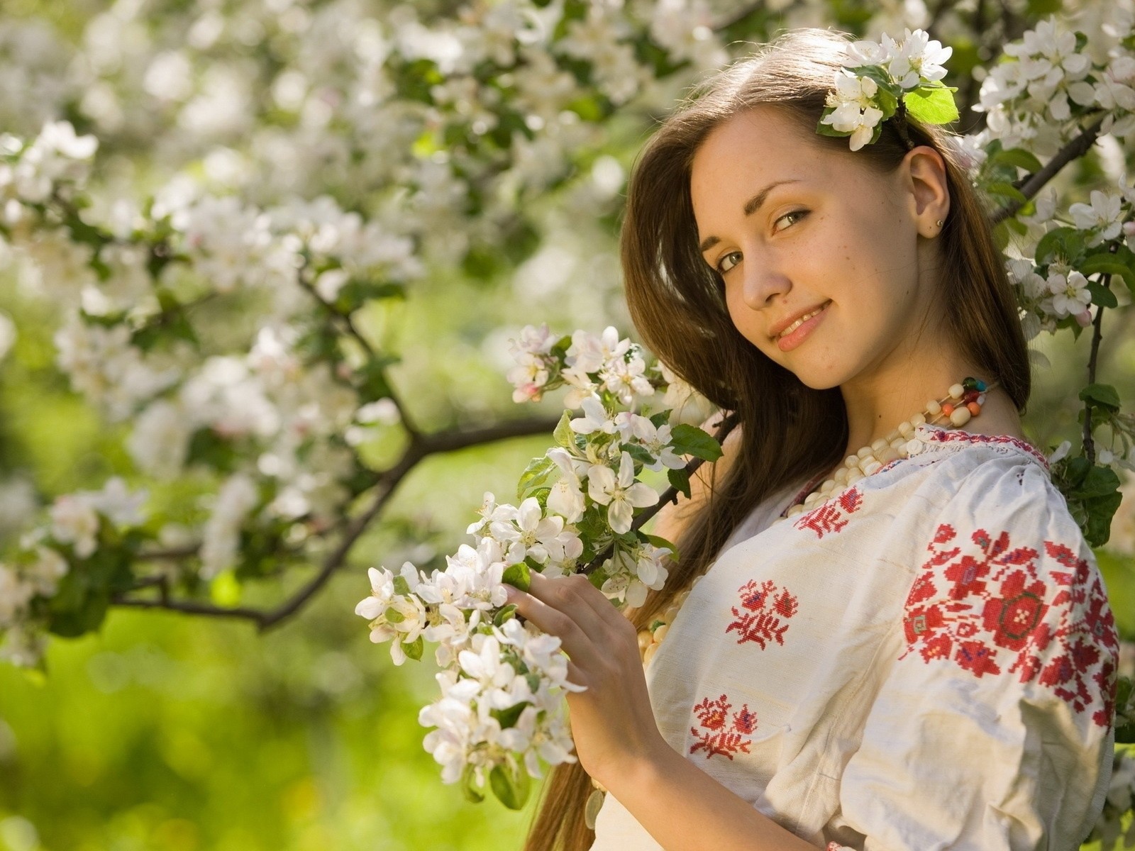 Девушка у цветущей яблони
