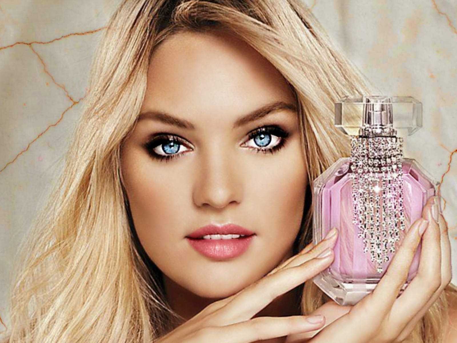 Девушка с духами