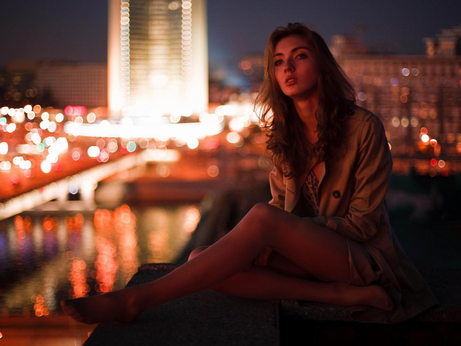 Девушка сидит на крыше дома