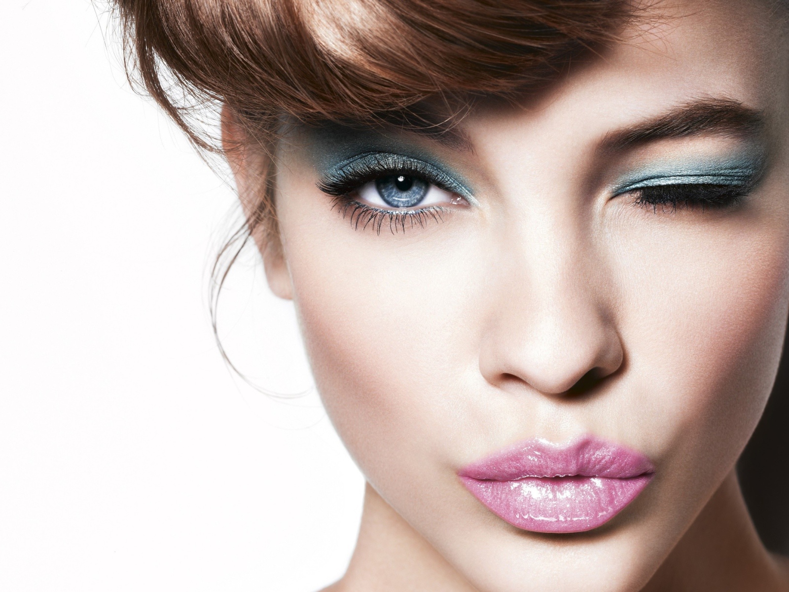 Девушка подмигивает