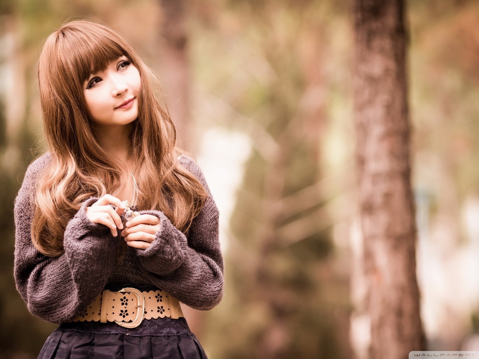 Девочка в свитере на природе