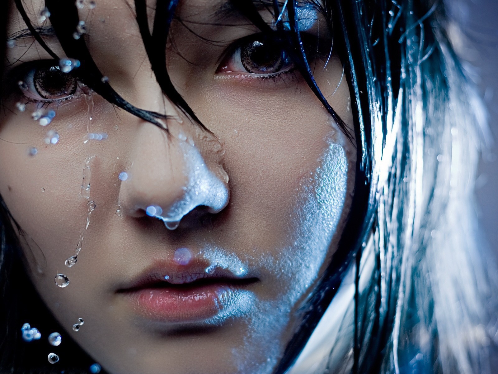 Портрет мокрой брюнетки