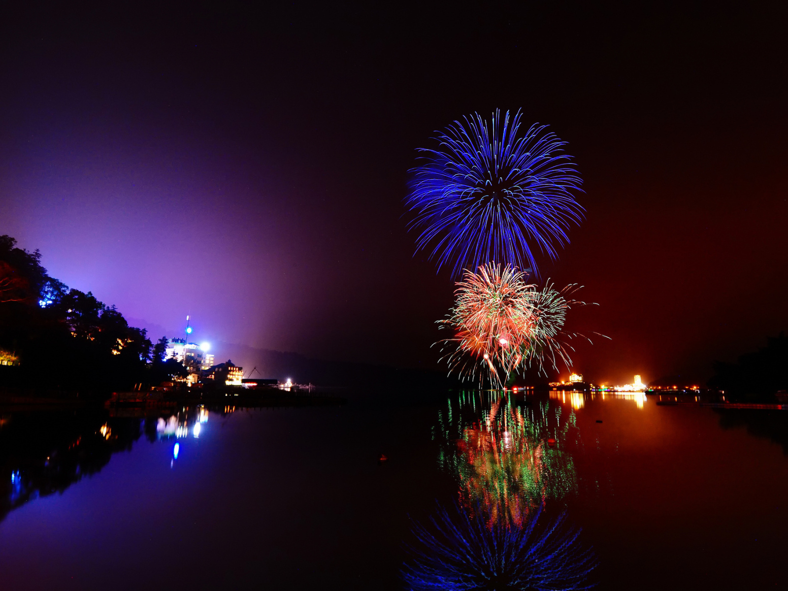 Праздничный фейерверк над рекой