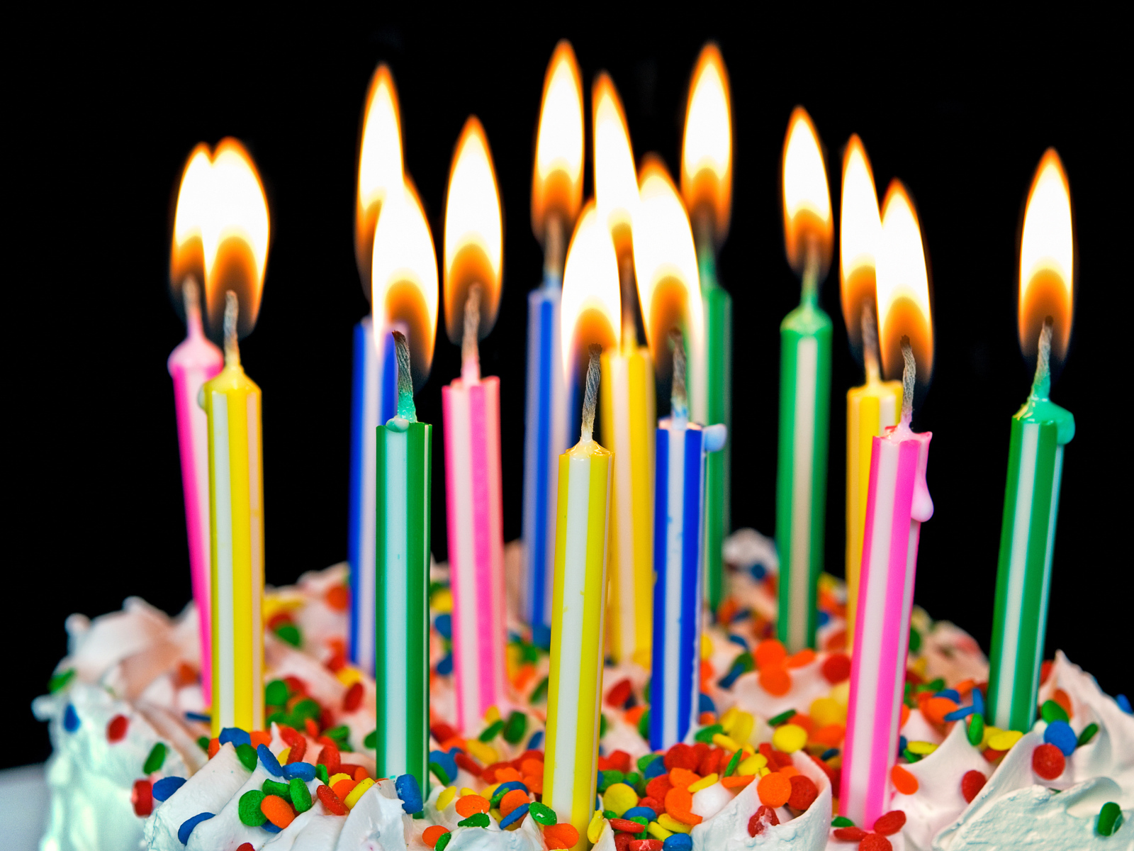 Разноцветные яркие свечи на день рождения