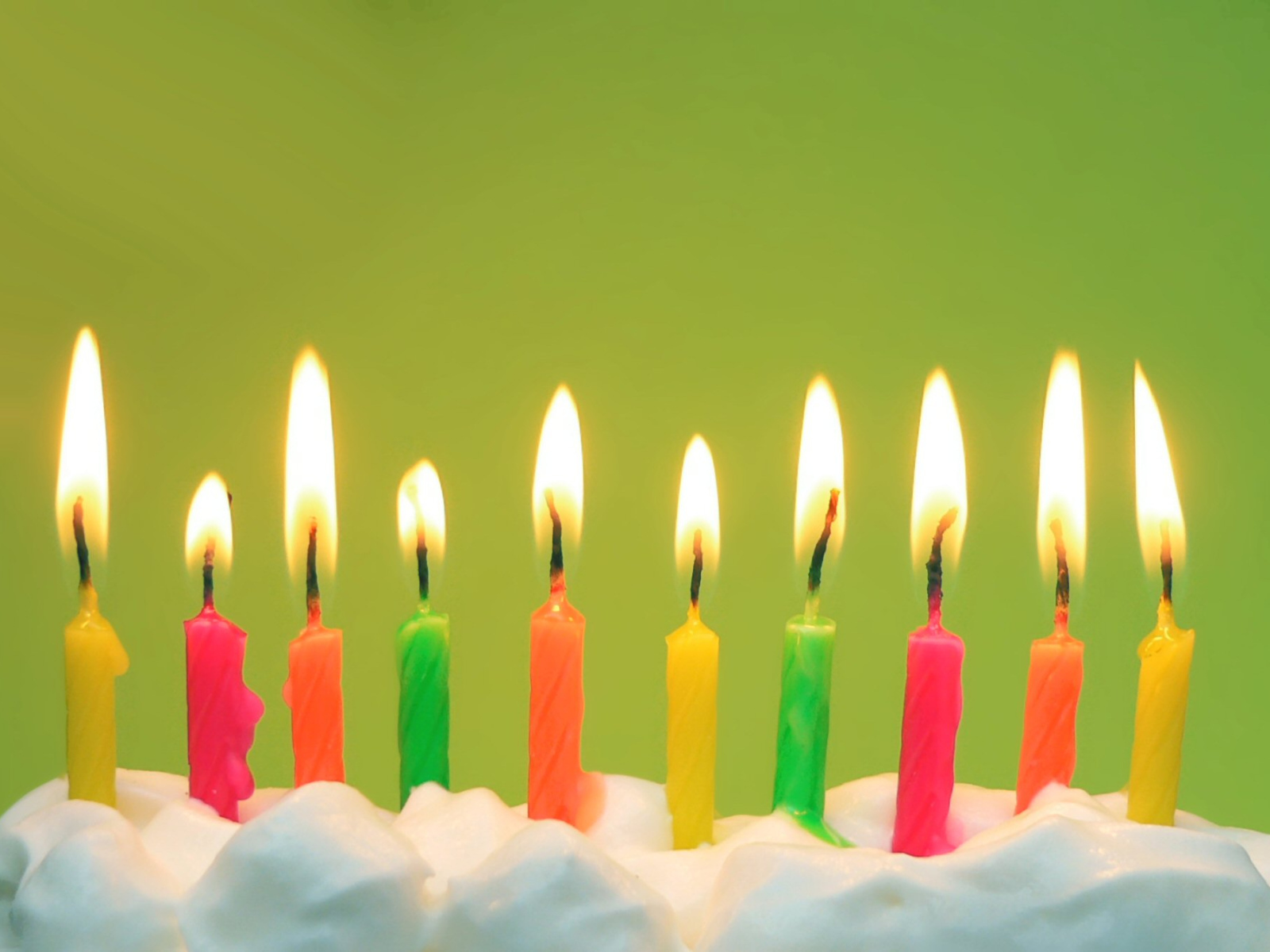 Разноцветные свечи на день рождения