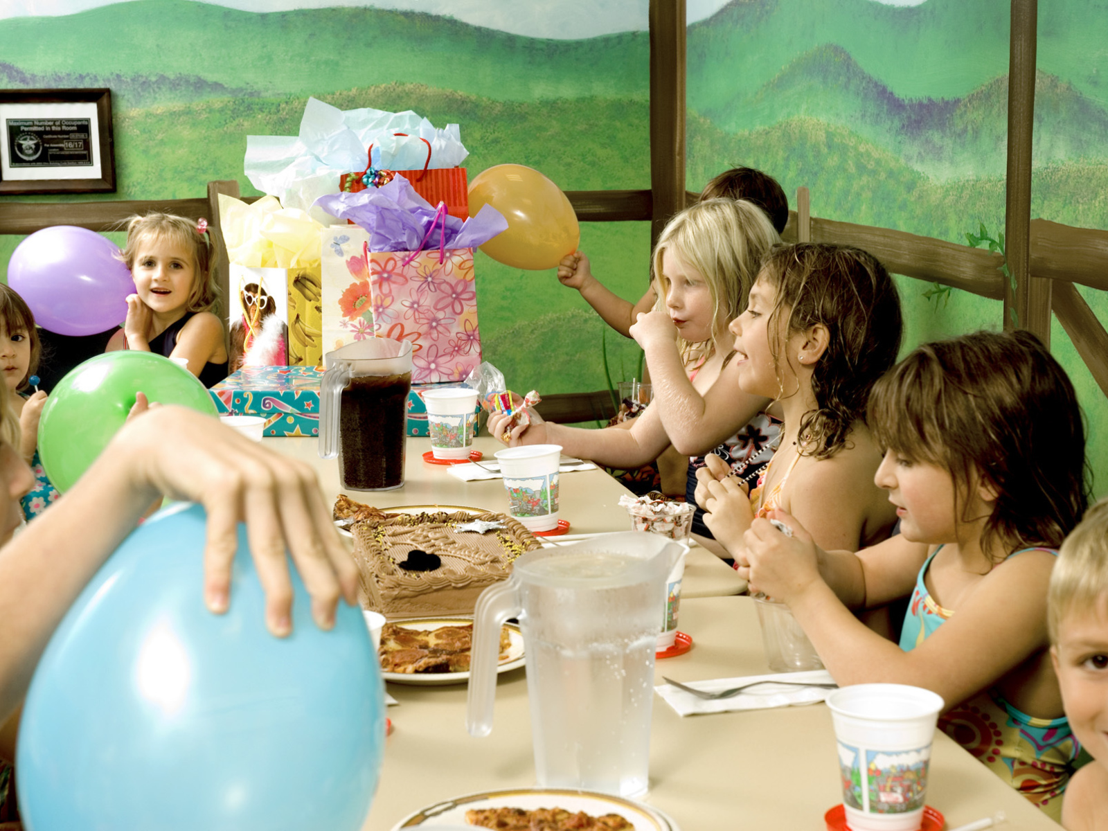 Праздничный стол с гостями на день рождения