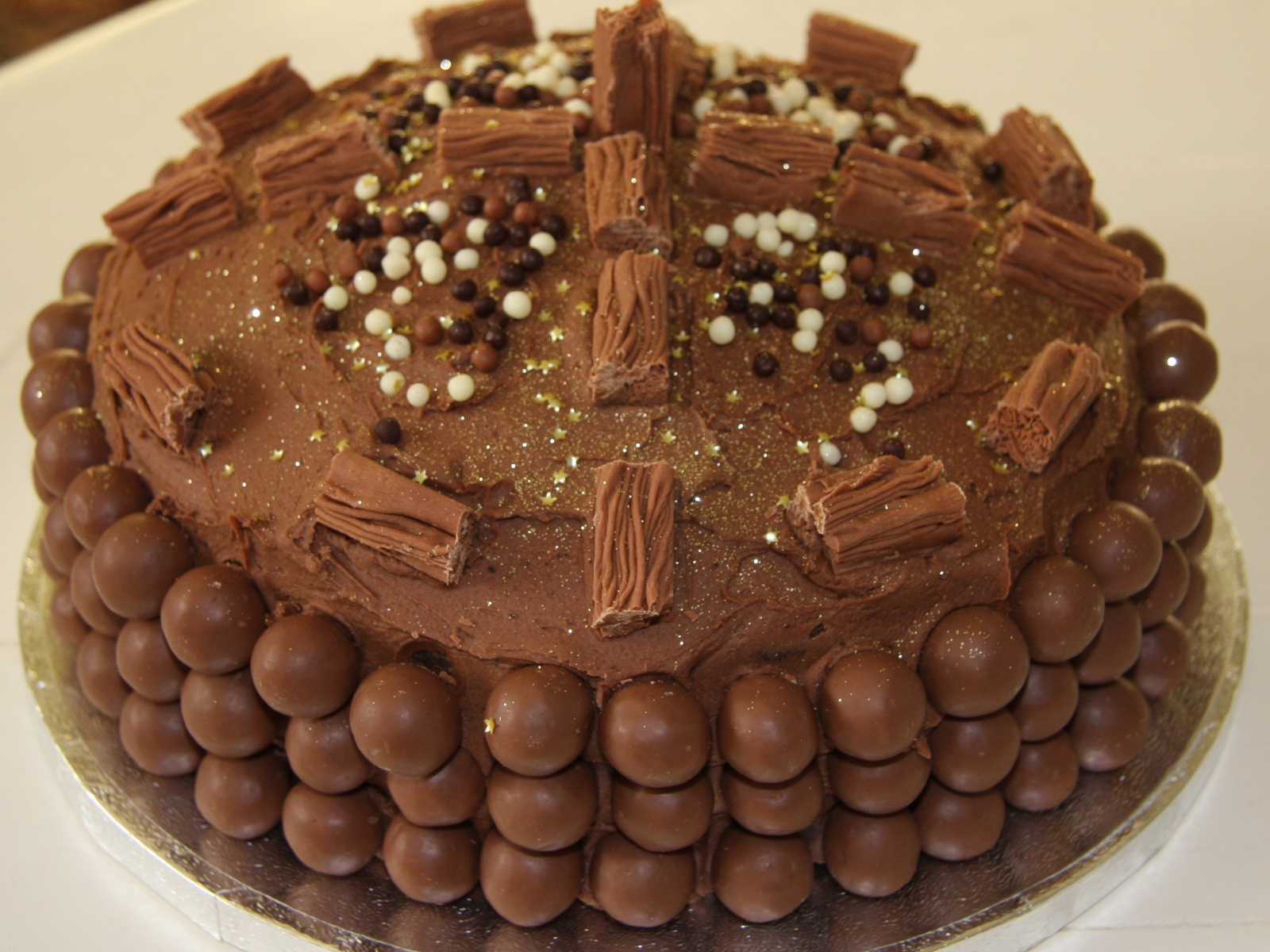 Interesting chocolate cake for birthday
