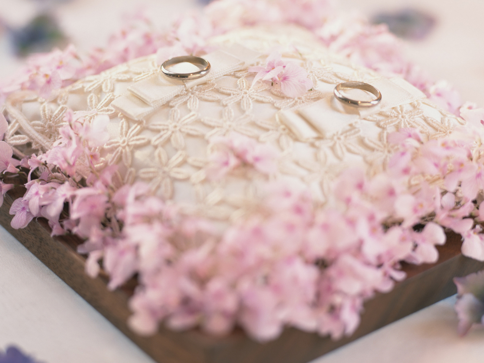 Подушка с кольцами на свадьбу