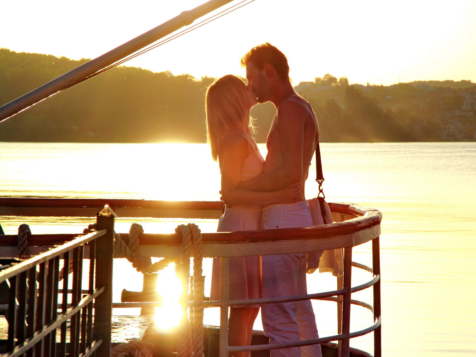 Поцелуй на закате