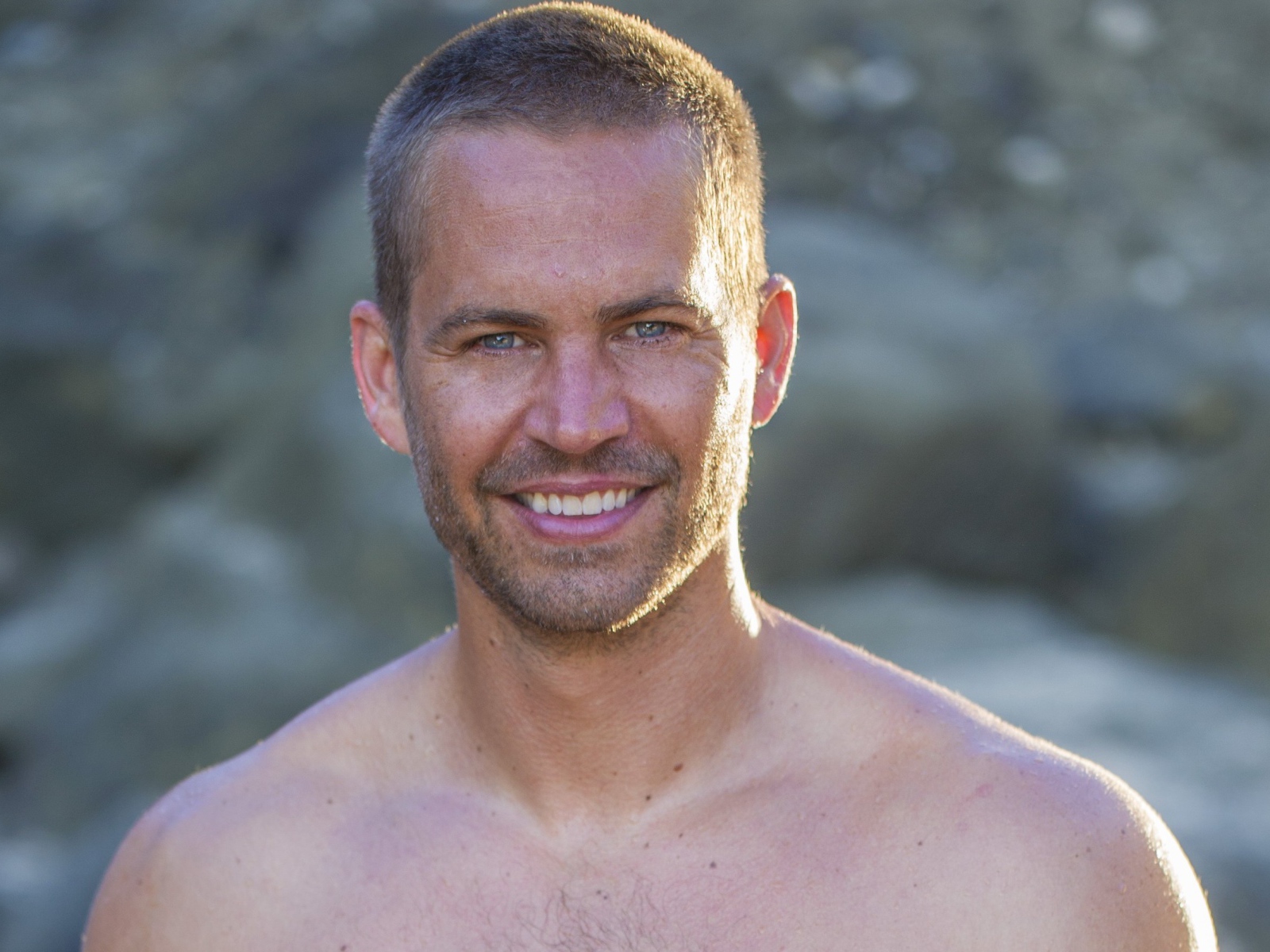 Известный актер из фильма Форсаж Пол Уокер около водопада