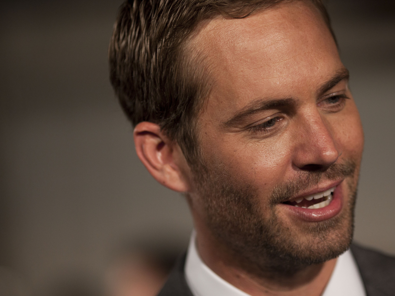 Пол Уокер поет песню