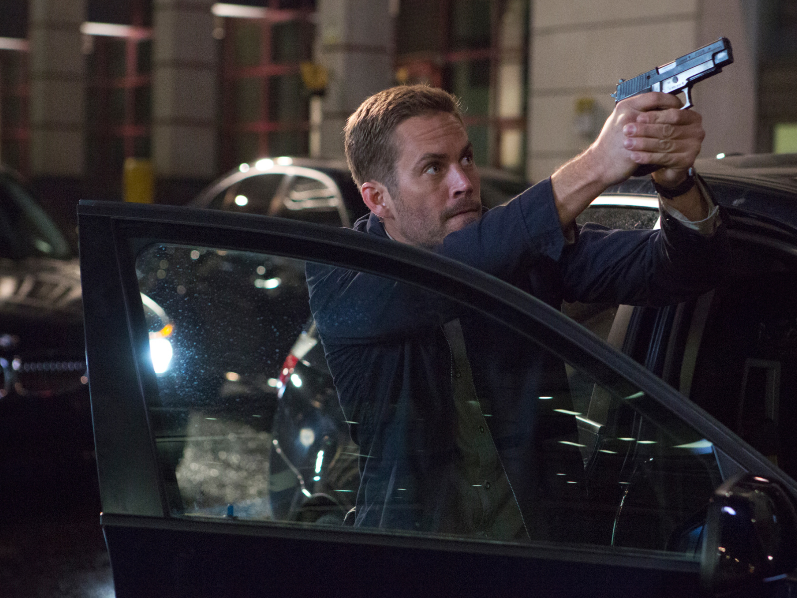 Пол Уокер с пистолетом