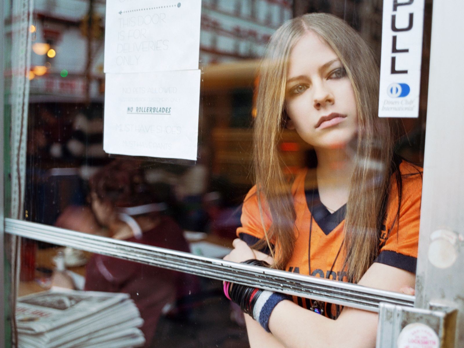 Девушка смотрит в окно