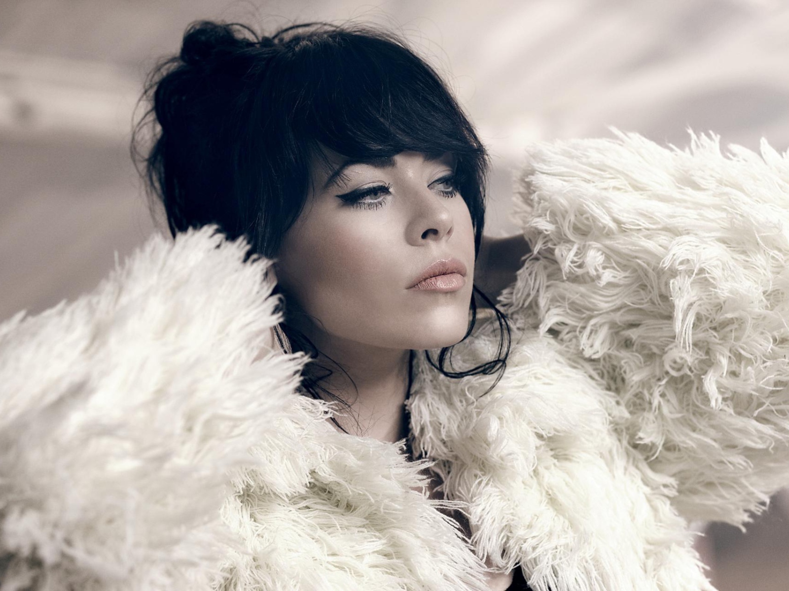 Alex Hepburn в белой шубке