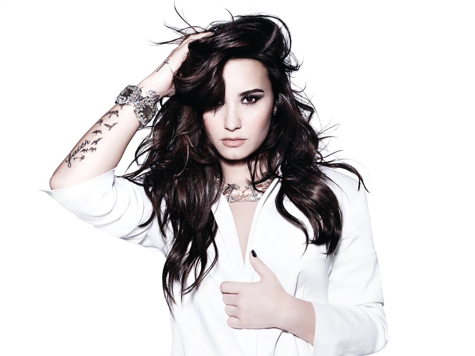 Demi Lovato на белом фоне