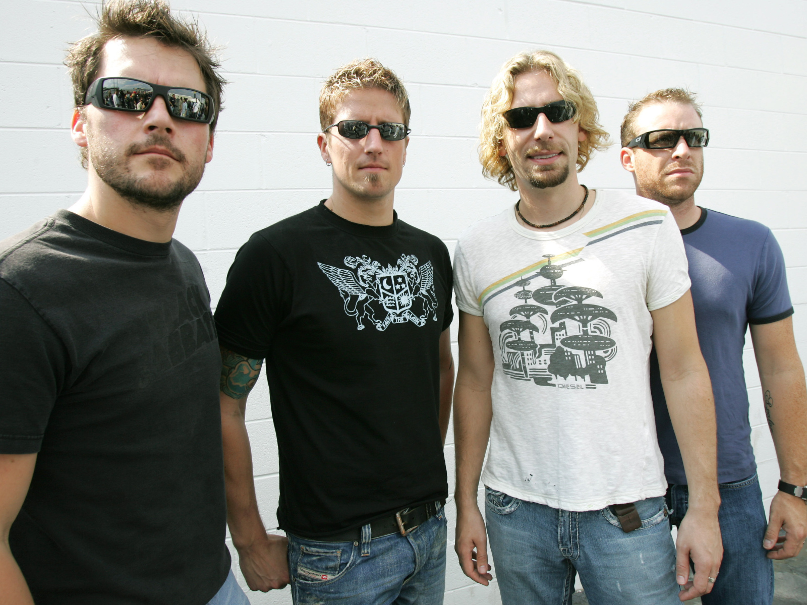 Никелбек в очках