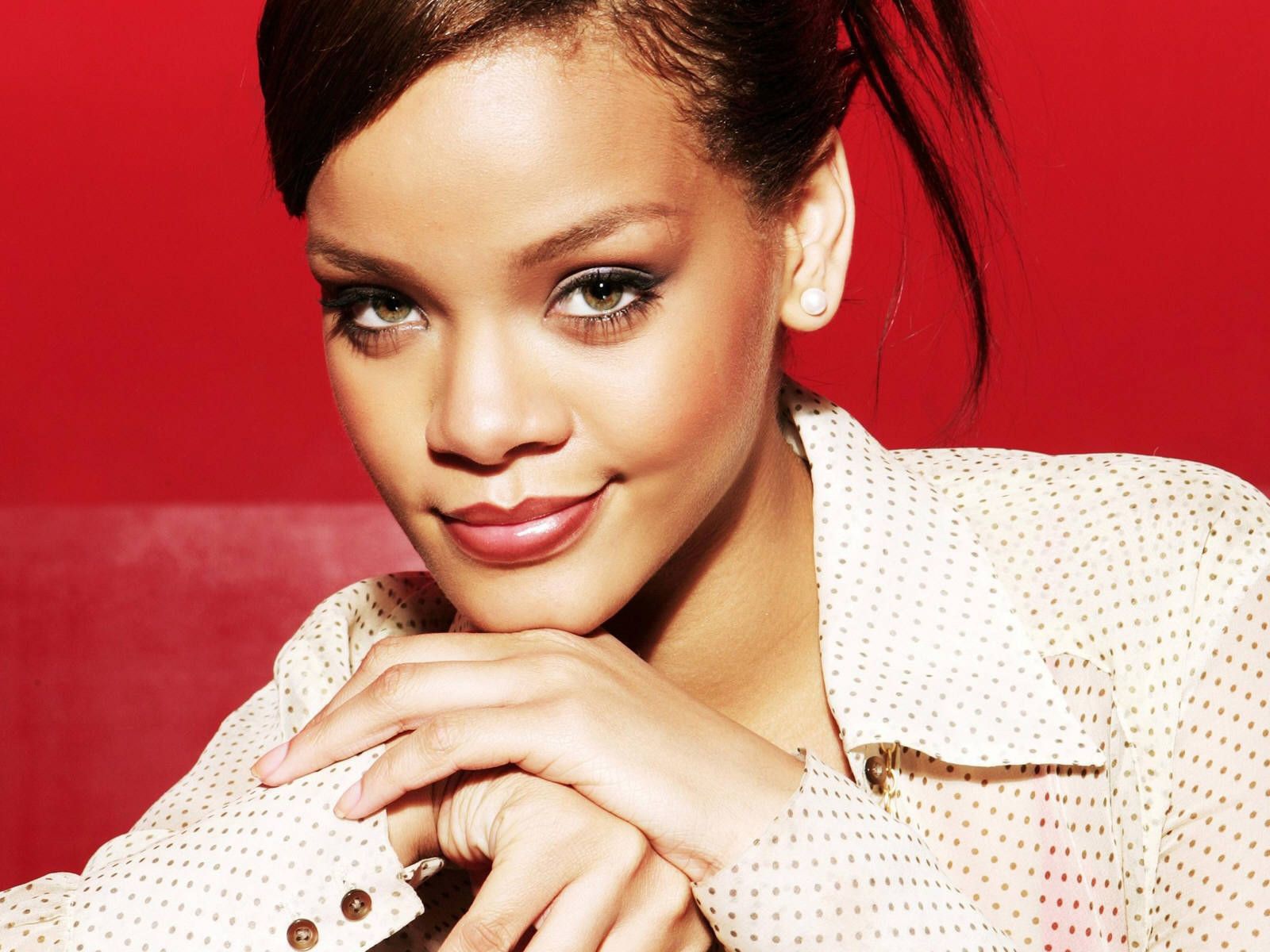 Rihanna в белой рубашке