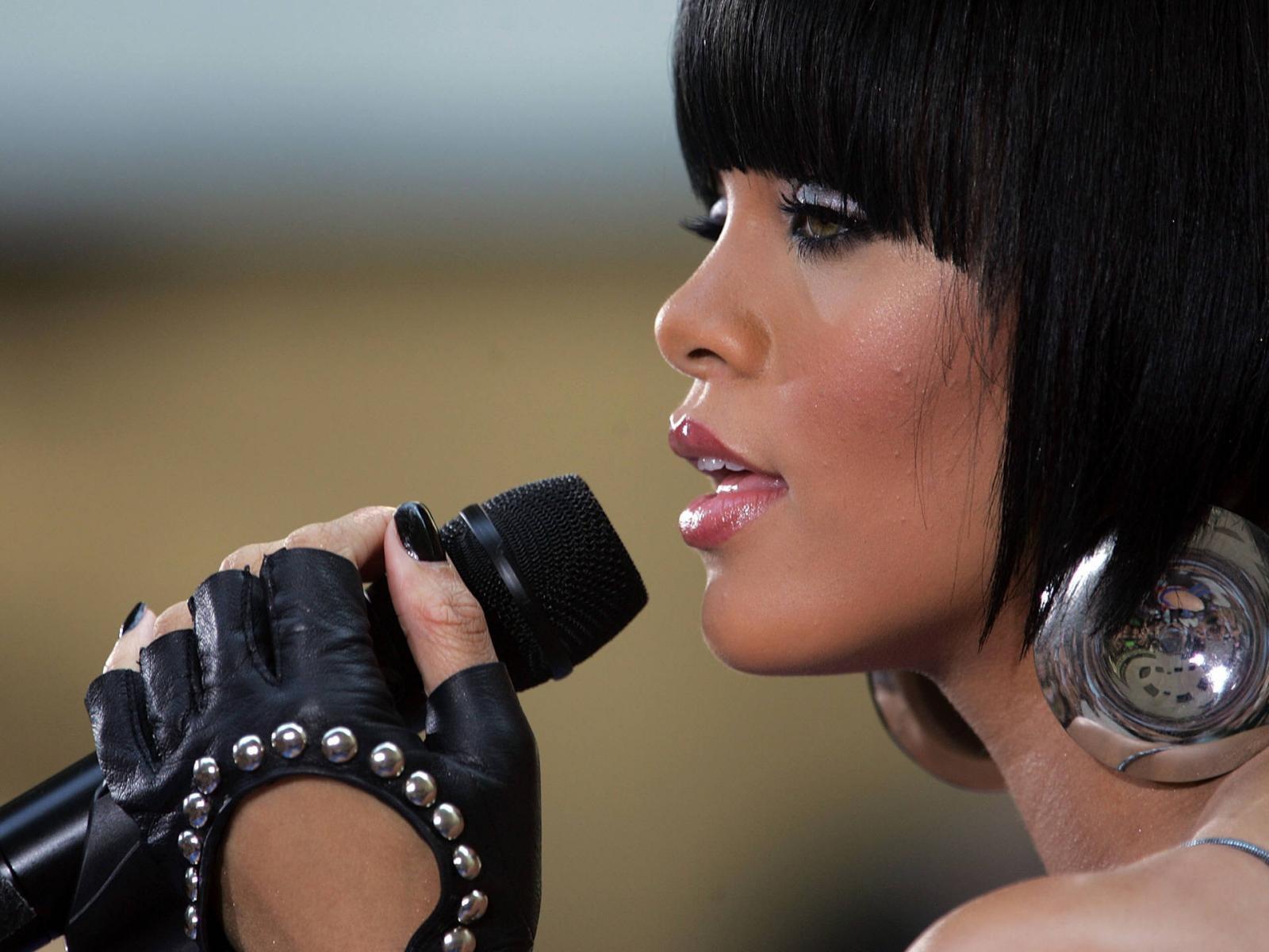  Рианна поет свою последнюю песню