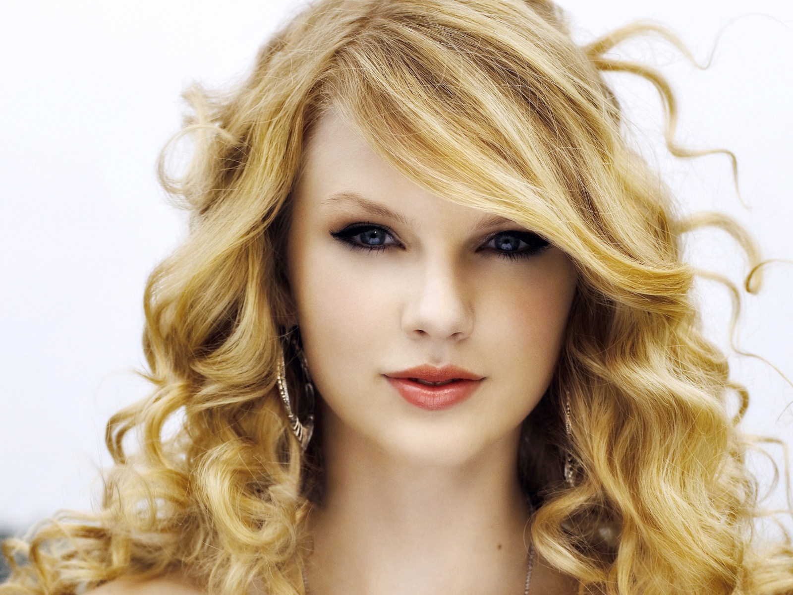 Taylor Swift милой улыбкой