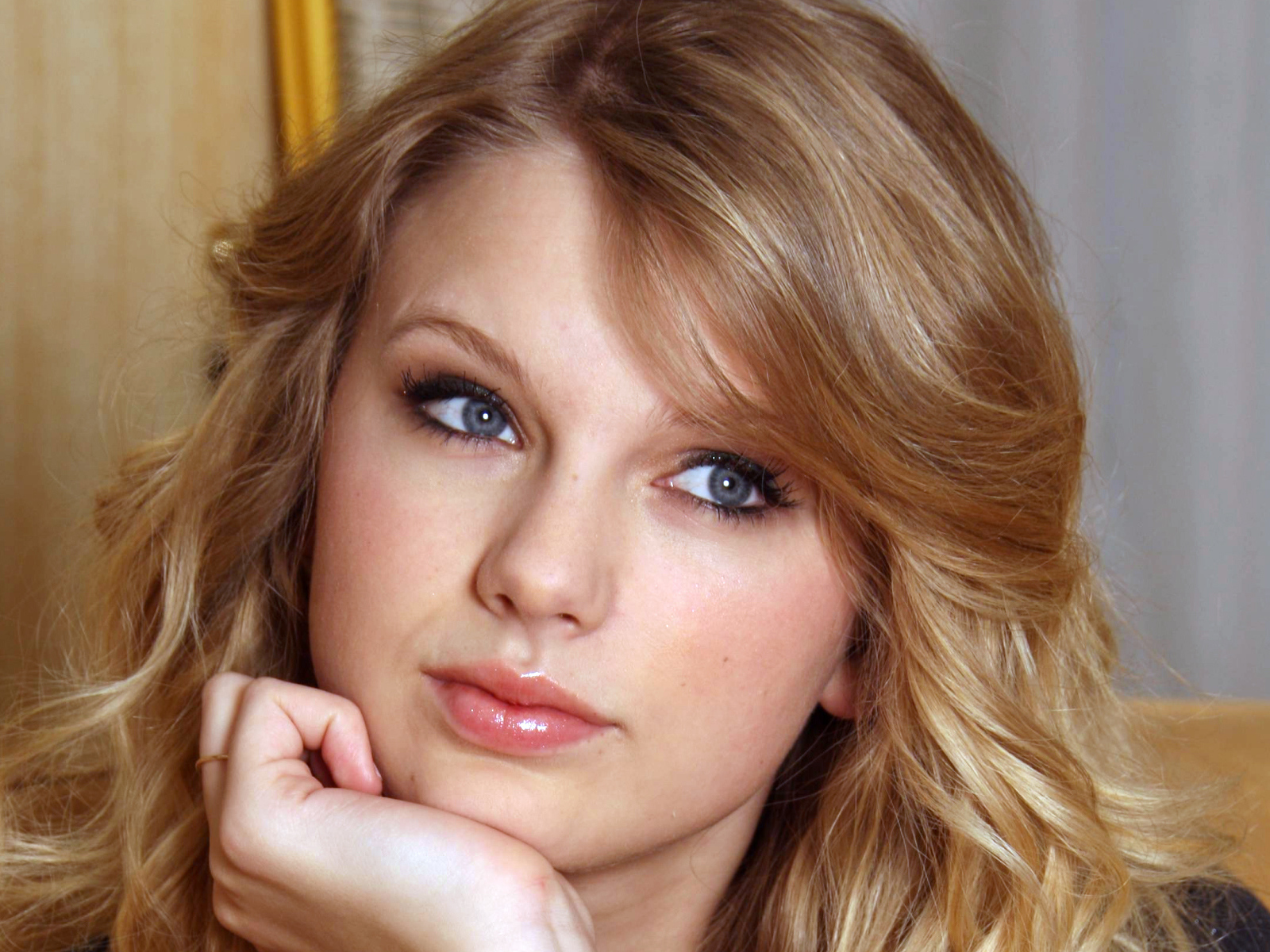 Taylor Swift думает