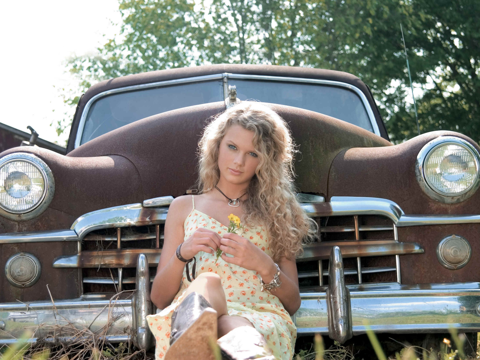 Taylor Swift около старого автомобиля