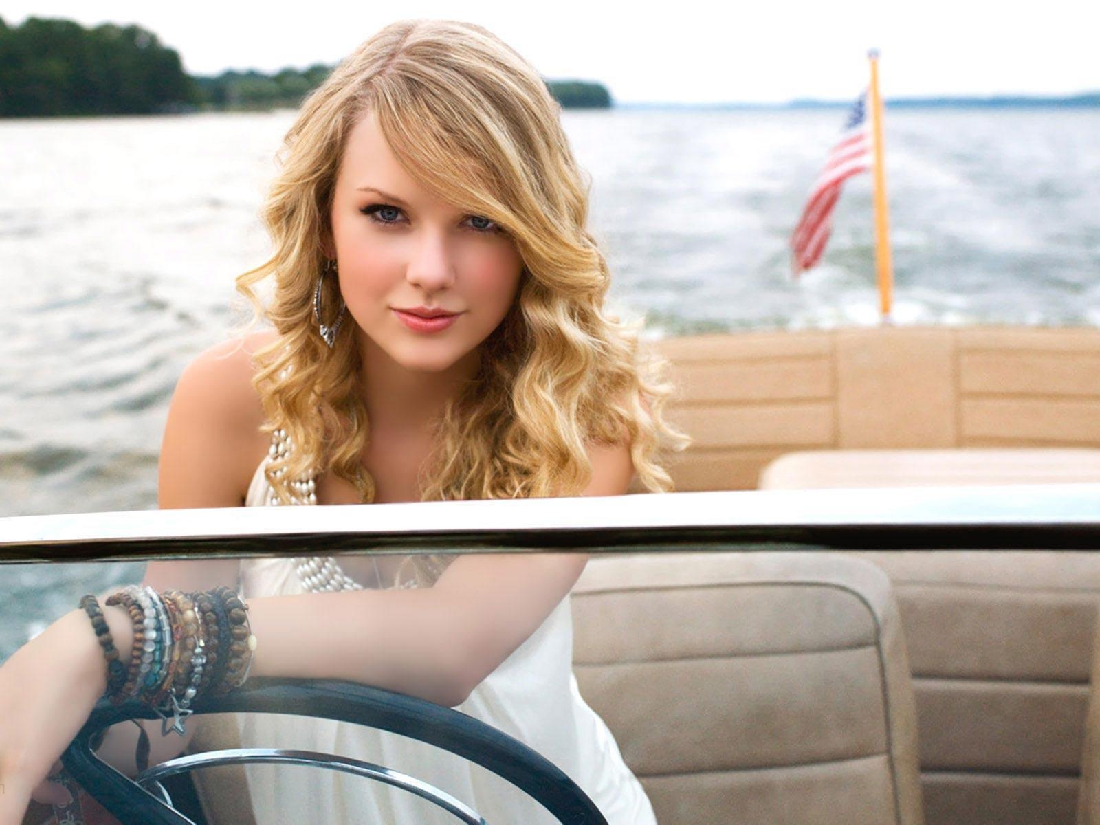 Taylor Swift плавает на теплоходе