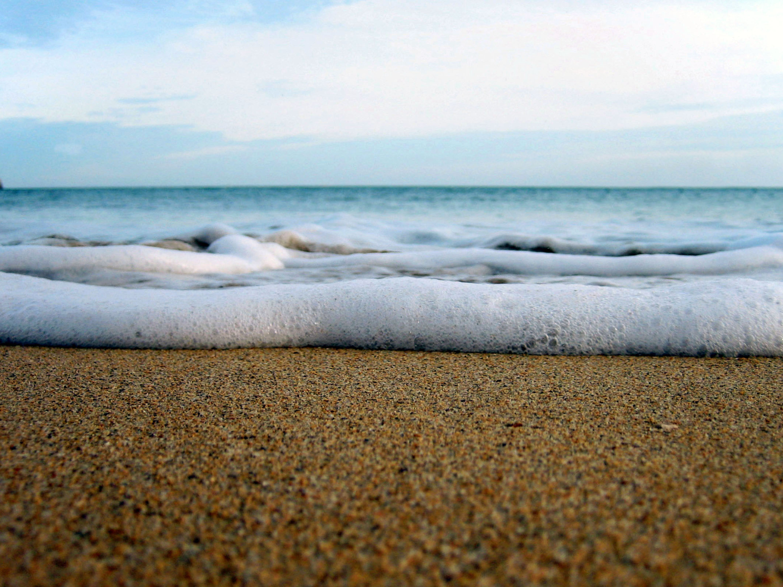 Пена волн на пляже