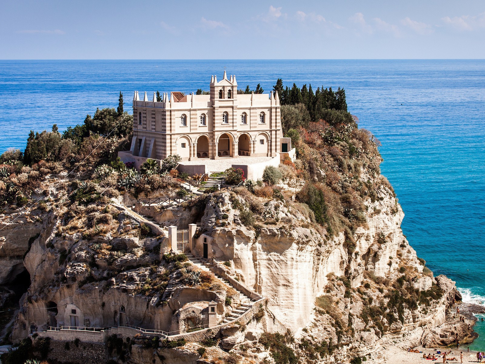 Большой Дом на острове