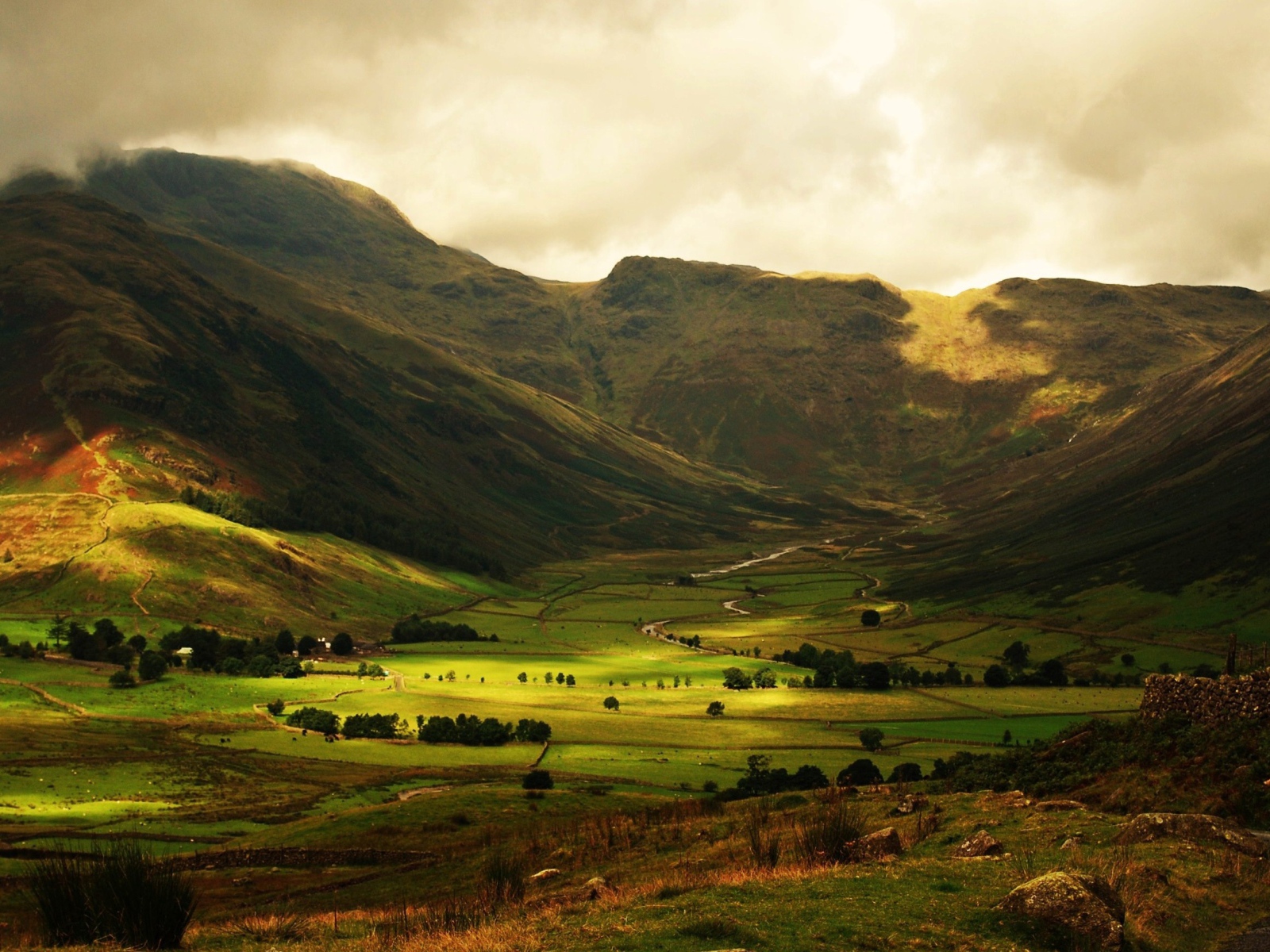 На долину надвигаются тучи