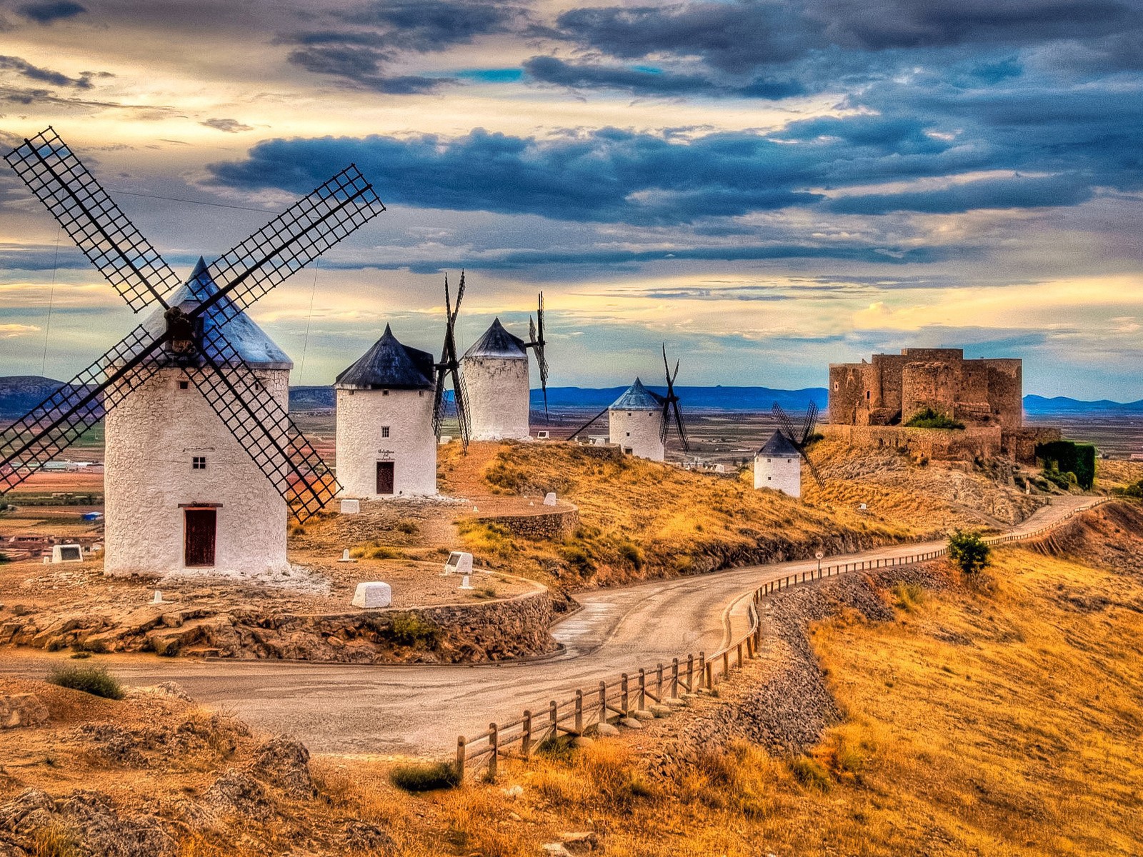 Ветряные мельницы около дороги