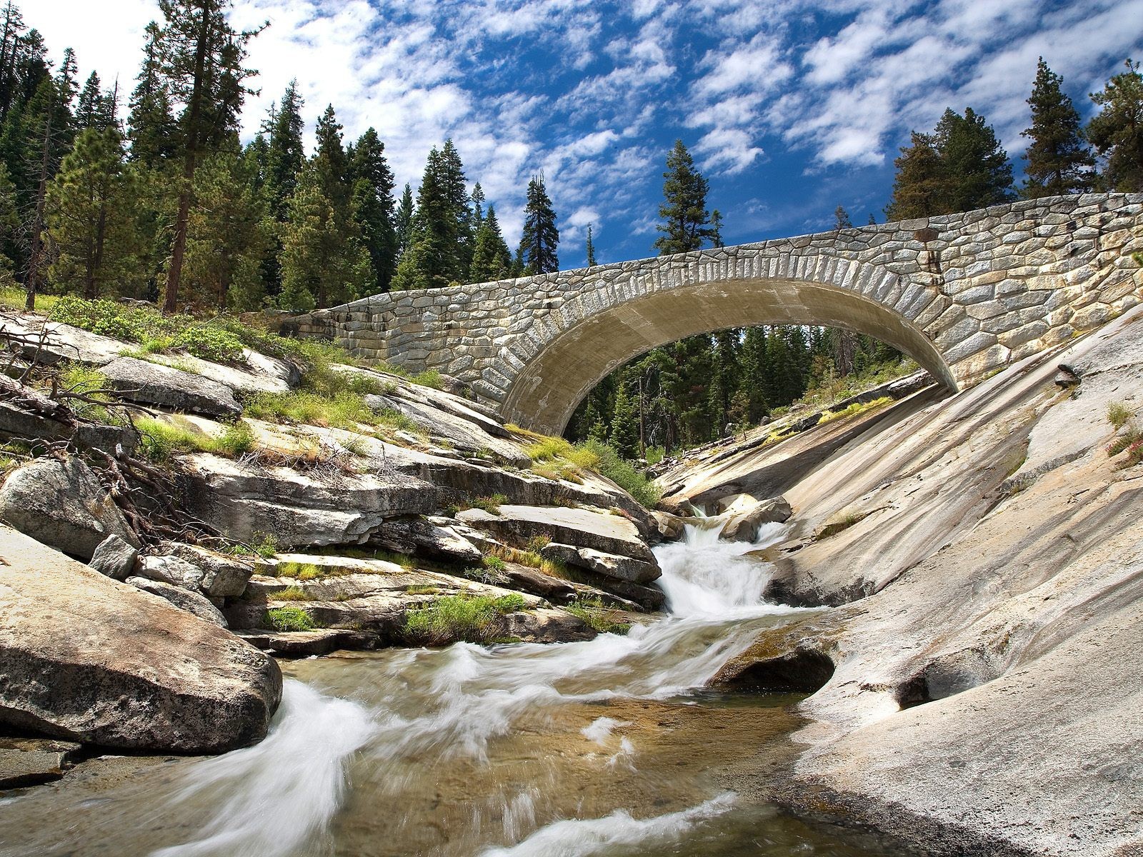 Мост через горную реку