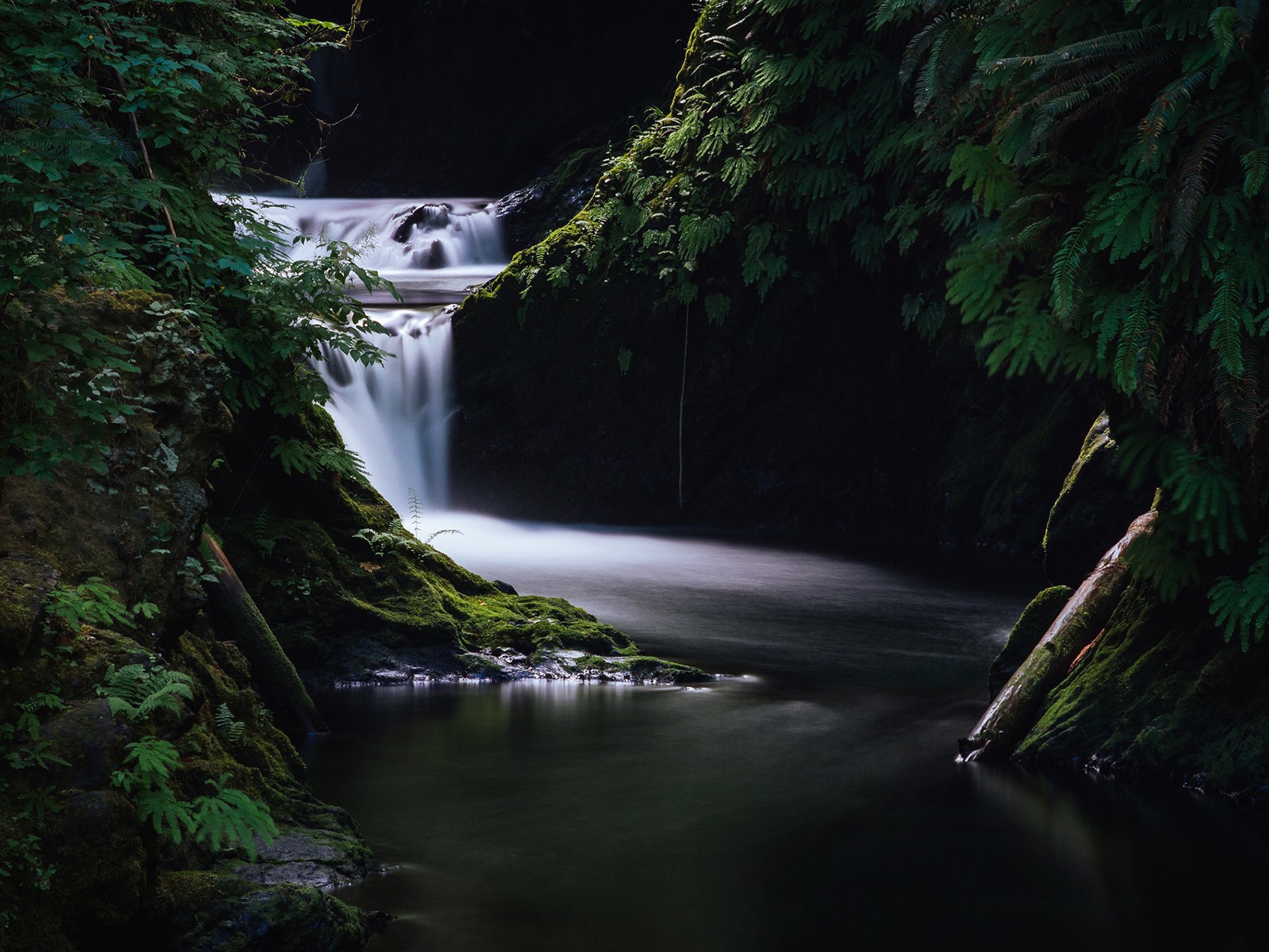 Горная река в ущелье