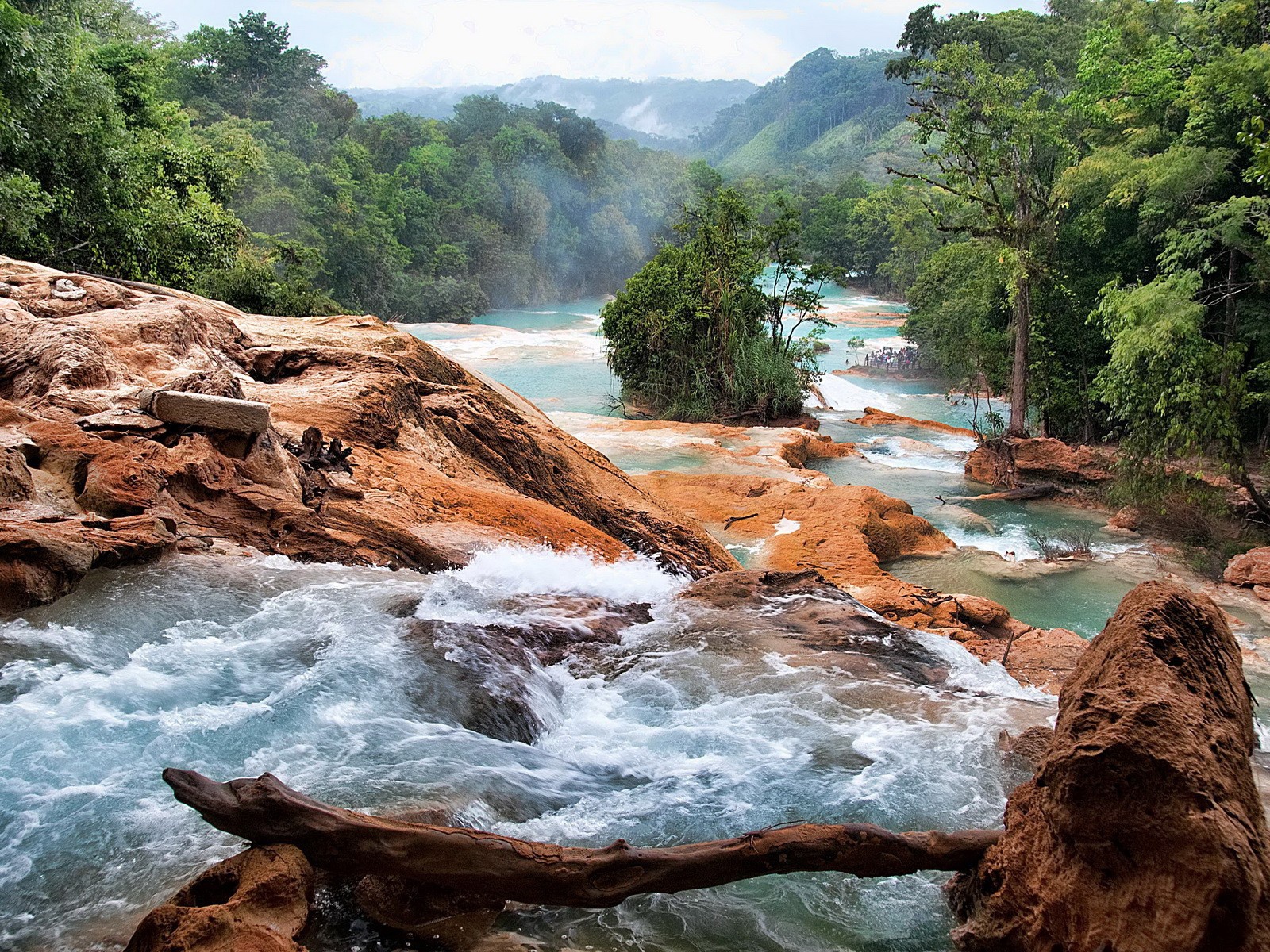 Бурлящий поток горной реки
