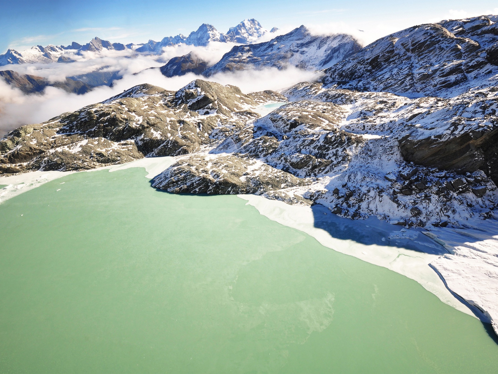 Озеро среди гор