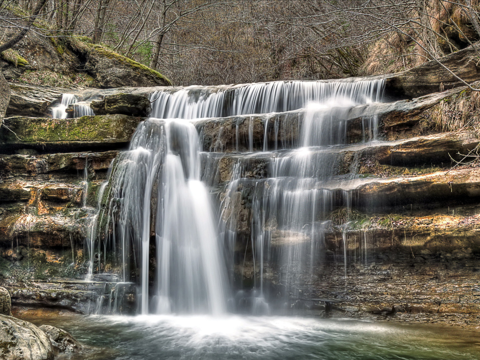 Река течет по ступеням