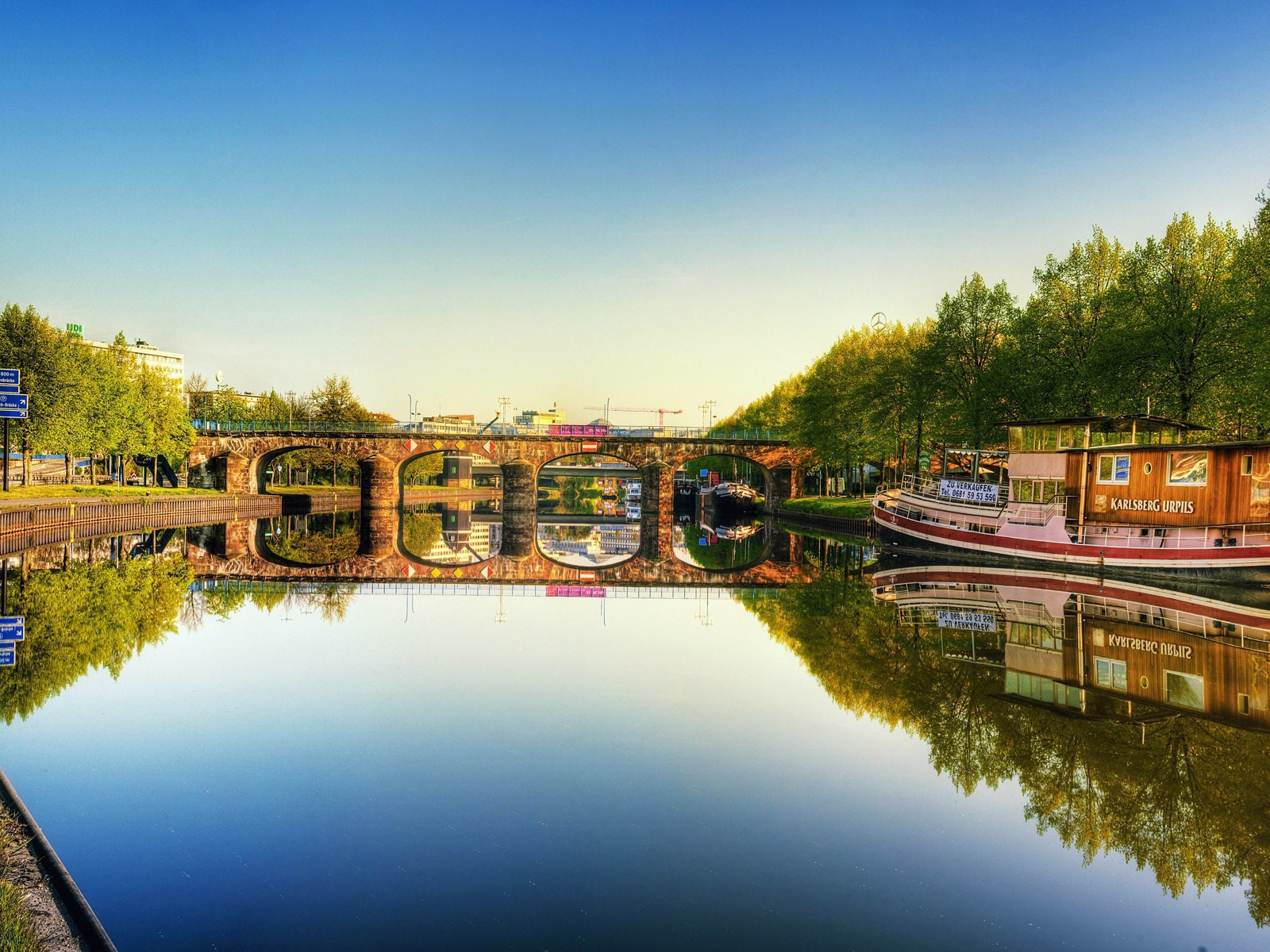 Катер плывет по реке