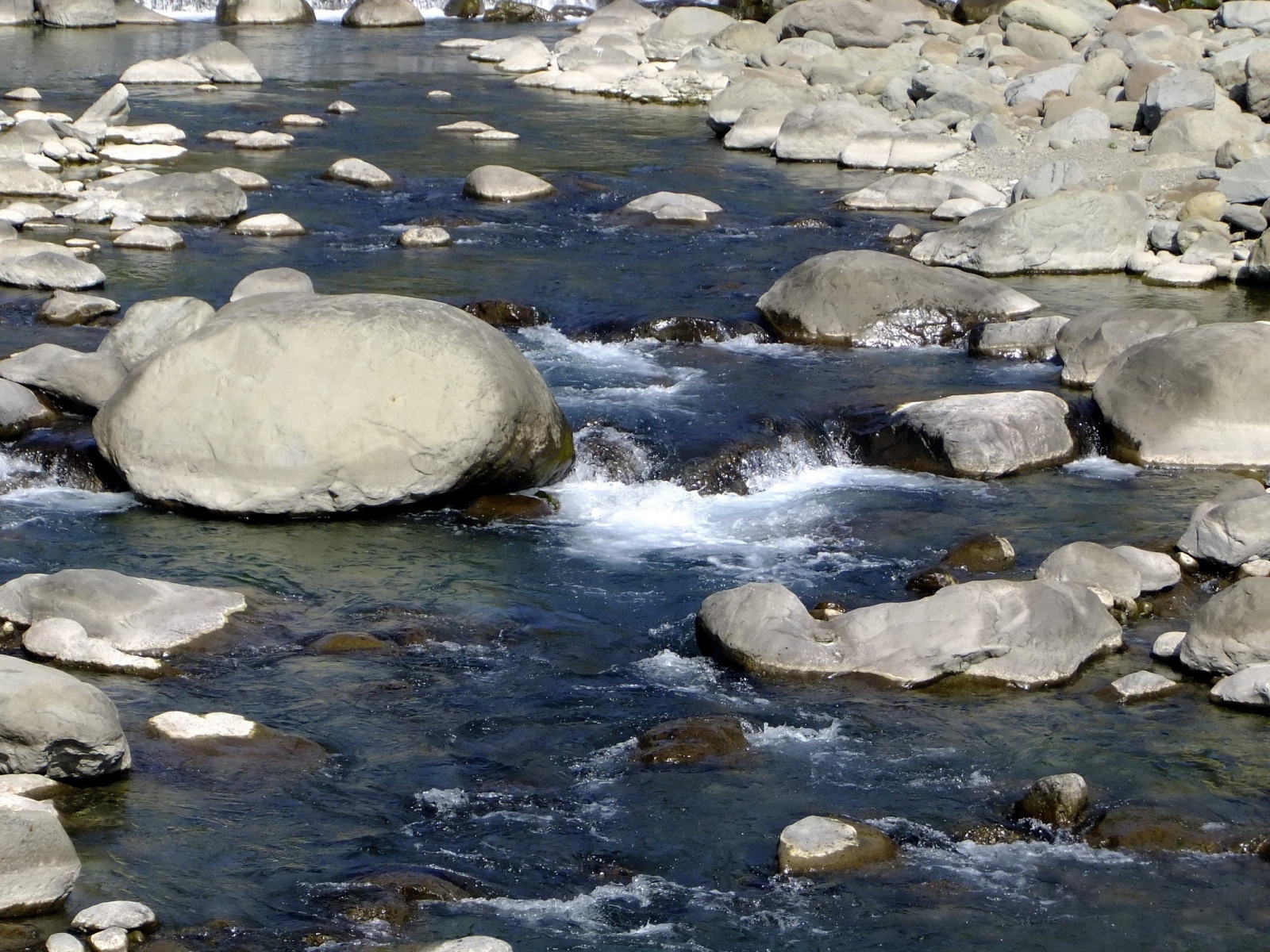 Каменистая речка