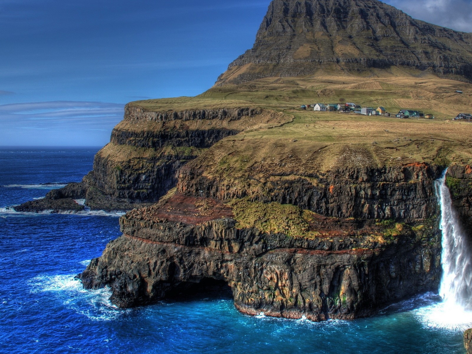 Деревня на крутом берегу моря