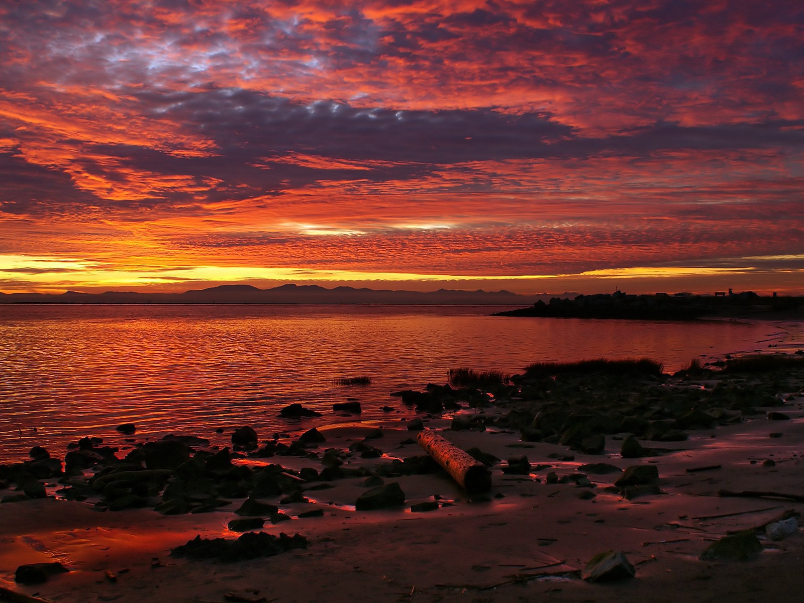 Закат на диком пляже